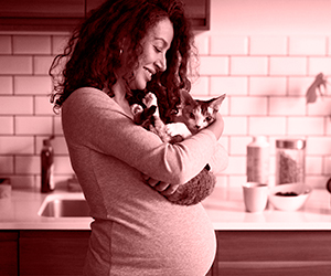 Gravid kvinna med katt